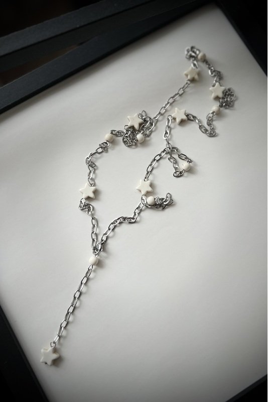 Reguliuojamo ilgio grandinėlė su šviesiom Hovlito žvaigždutėm