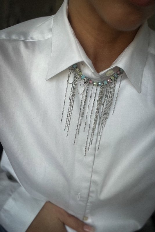 Spalvoto stiklo vėrinys su grandinėlėmis