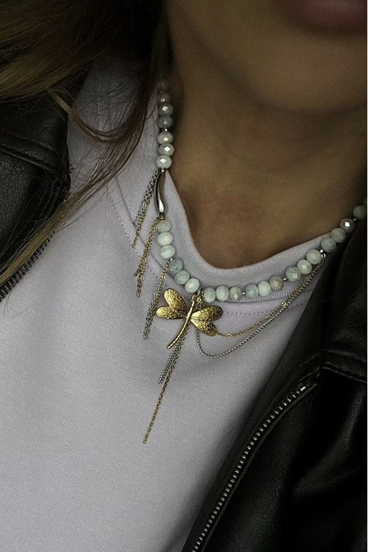 Stiklo vėrinys su Laumžirgiu ir grandinėlėmis