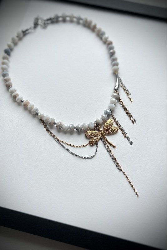 Stiklo vėrinys su Laumžirgiu ir grandinėlėmis 1