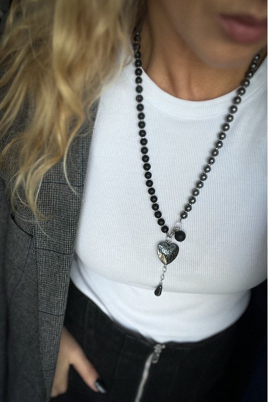 Šungito ir Hematito vėrinys su Hematito širdele