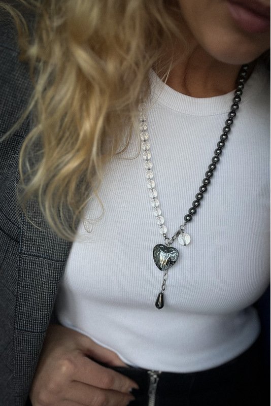 Kalnų krištolo ir Hematito vėrinys su Hematito širdele