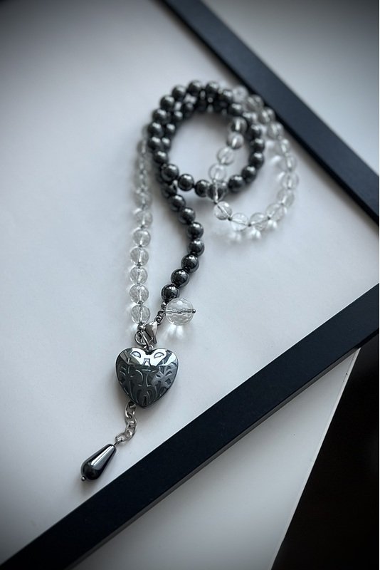 Kalnų krištolo ir Hematito vėrinys su Hematito širdele 1