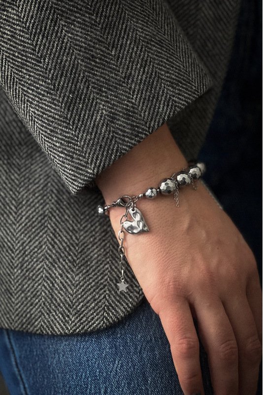 Stambi Hematito apyrankė su grandinėlėm ir širdelės pakabuku 1