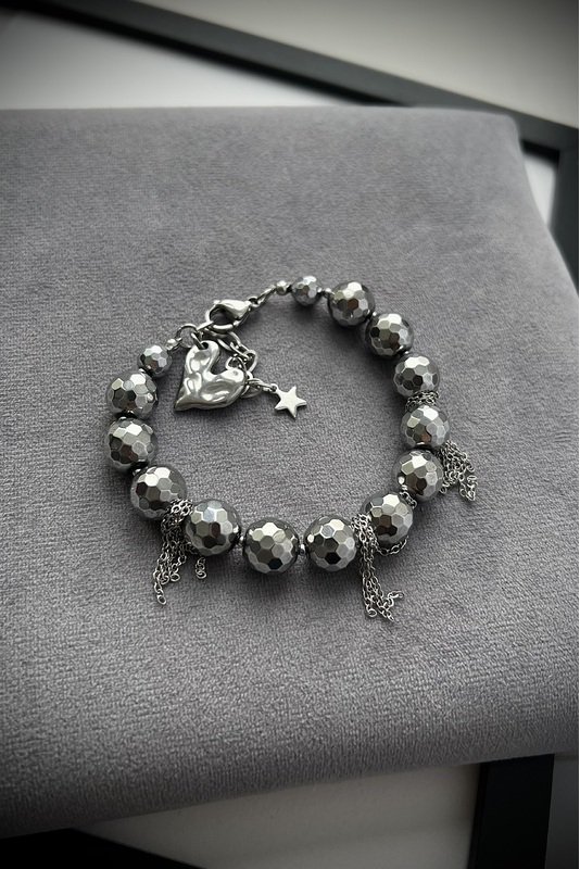 Stambi Hematito apyrankė su grandinėlėm ir širdelės pakabuku