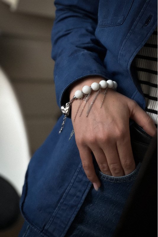 Balto Onikso apyrankė su grandinėlėmis ir širdele 1