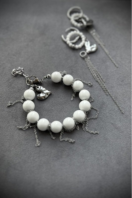 Balto Onikso apyrankė su grandinėlėmis ir širdele