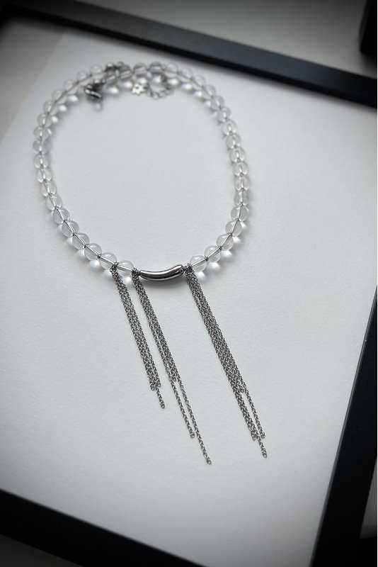 Kalnų krištolo vėrinys su grandinėlių akcentine detale