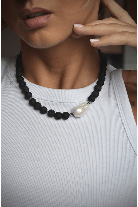 Juodos lavos vėrinys su masyvia kriauklės masės akcentine detale