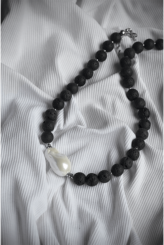 Juodos lavos vėrinys su masyvia kriauklės masės akcentine detale 6