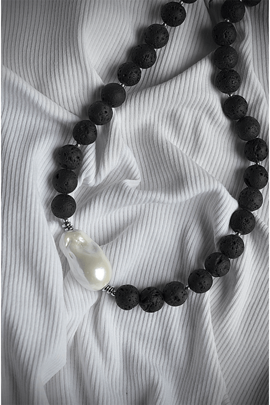 Juodos lavos vėrinys su masyvia kriauklės masės akcentine detale 5