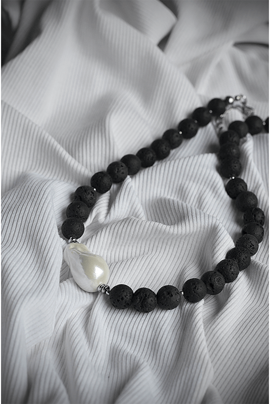 Juodos lavos vėrinys su masyvia kriauklės masės akcentine detale 2