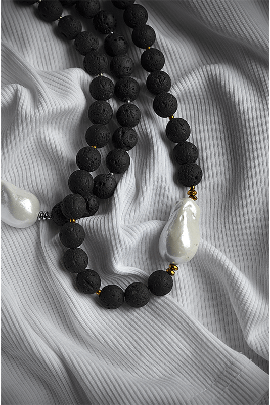 Juodos lavos vėrinys su masyvia kriauklės masės akcentine detale 4