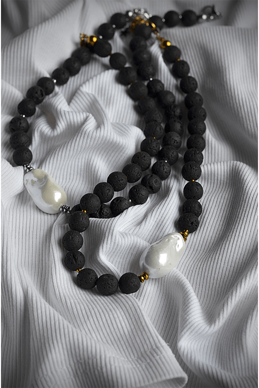 Juodos lavos vėrinys su masyvia kriauklės masės akcentine detale 1