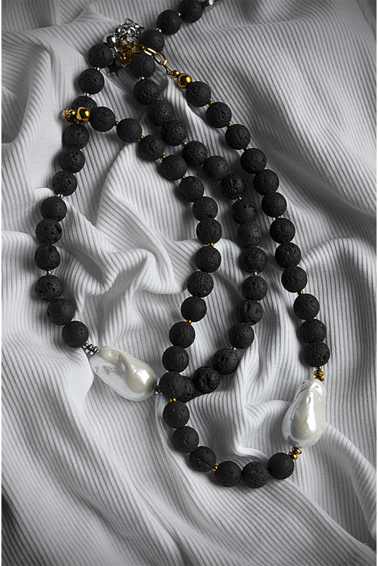 Juodos lavos vėrinys su masyvia kriauklės masės akcentine detale 3