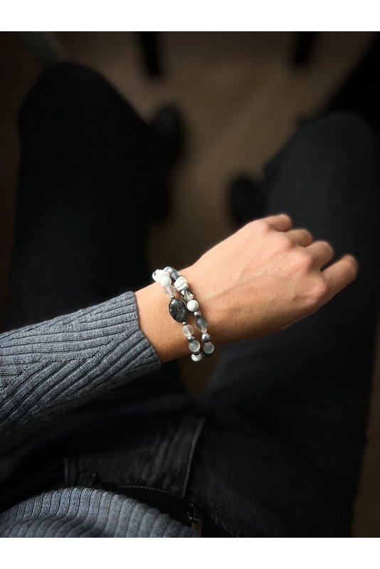 Pilkai baltų apyrankių su Jaspio akcentine detale komplektas 4 Pilkai baltų apyrankių su Jaspio akcentine detale komplektas 4