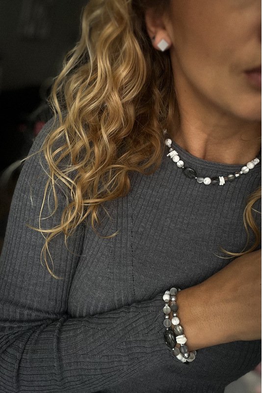 Pilkai baltų apyrankių su Jaspio akcentine detale komplektas 2 Pilkai baltų apyrankių su Jaspio akcentine detale komplektas 2