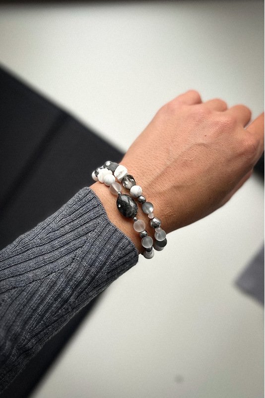 Pilkai baltų apyrankių su Jaspio akcentine detale komplektas 1 Pilkai baltų apyrankių su Jaspio akcentine detale komplektas 1