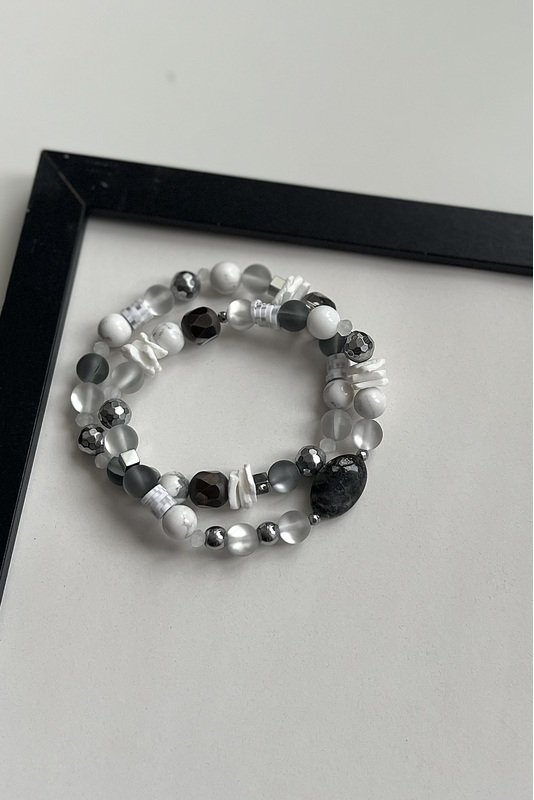 Pilkai baltų apyrankių su Jaspio akcentine detale komplektas Pilkai baltų apyrankių su Jaspio akcentine detale komplektas