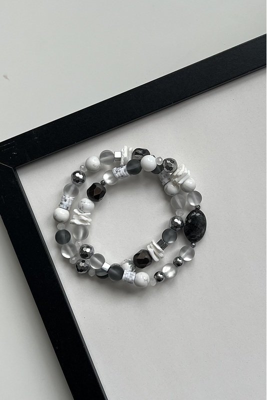 Pilkai baltų apyrankių su Jaspio akcentine detale komplektas 3 Pilkai baltų apyrankių su Jaspio akcentine detale komplektas 3