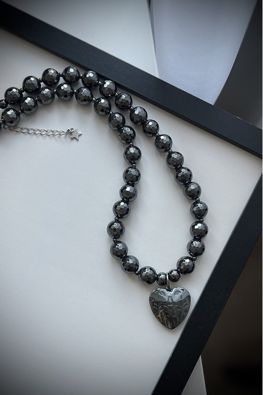 Hematito vėrinys su Hematito širdele