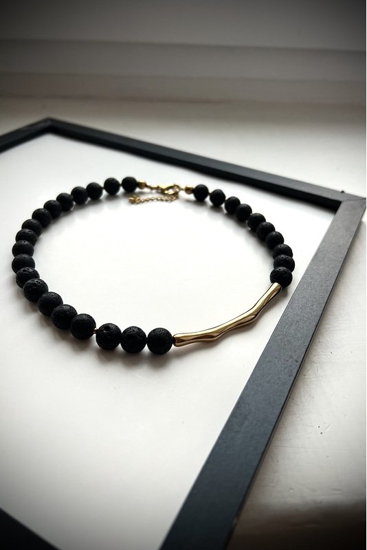 Lavos vėrinys su išskirtine nerūdijančio plieno akcentine detale