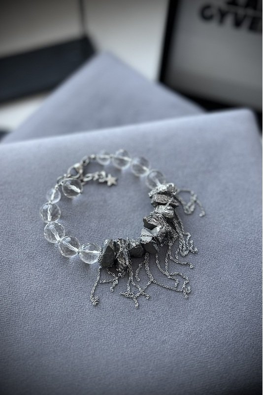 Kalnų krištolo ir kvarco apyrankė su grandinėlėmis