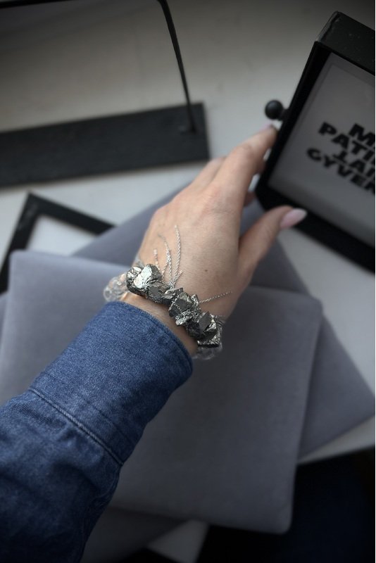 Kalnų krištolo ir kvarco apyrankė su grandinėlėmis 1