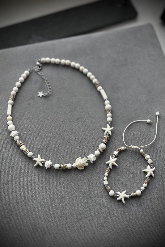 Hovlito vėrinio su "Jūros žvaigždutės" ir "vėžliuko" karoliukais ir apyrankės komplektas