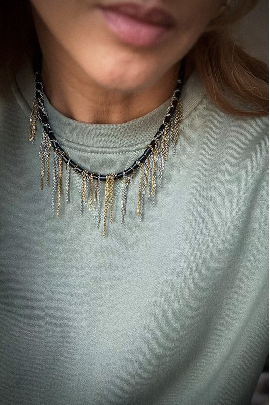 Hovlito vamzdelių vėrinys su grandinėlėmis