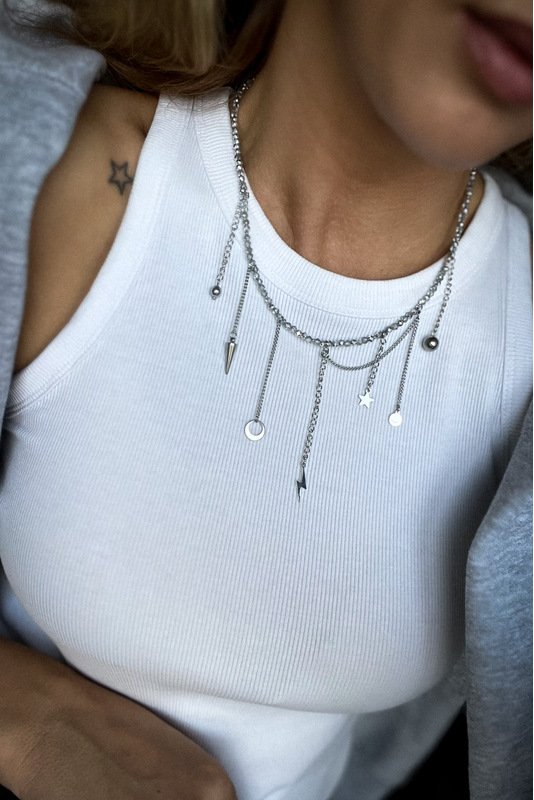 Stiklo vėrinys su grandinėlėmis