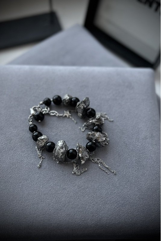 Onikso ir kvarco apyrankė su grandinėlėmis