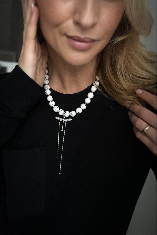 Žadeito vėrinys su laumžirgio pakabuku