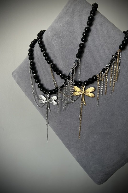 Onikso vėrinys su Laumžirgiu ir grandinėlėmis