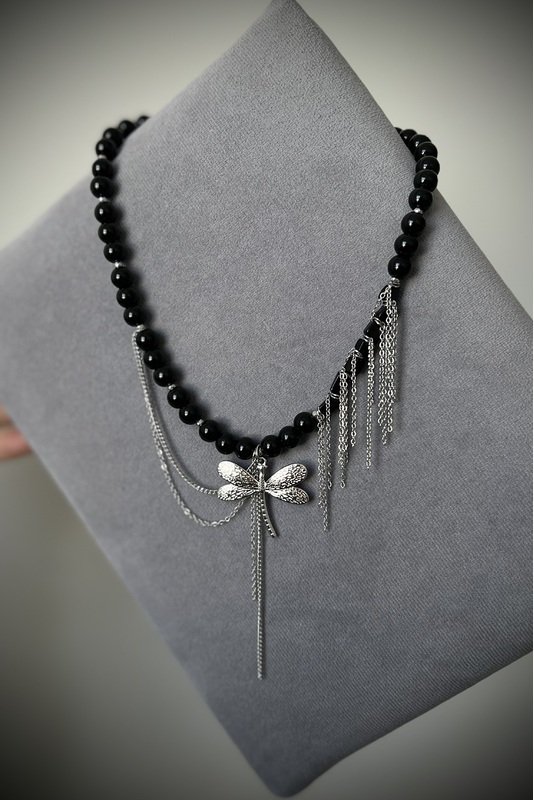 Onikso vėrinys su Laumžirgiu ir grandinėlėmis 2