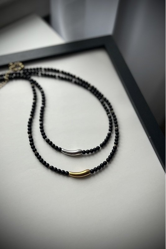 Šungito smulkus vėrinys su išskirtine nerūdijančio plieno detale