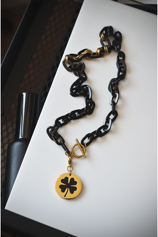 Juoda stambi grandinėlė su "Dobilo" pakabuku