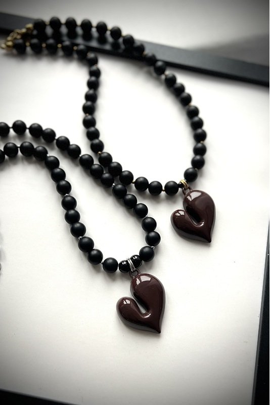 Šungito vėrinys su rudos Širdies pakabuku