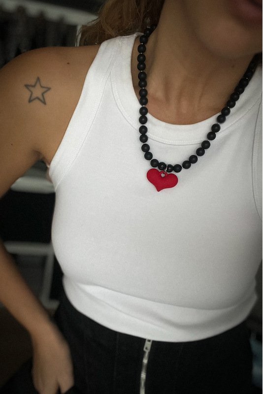 Šungito vėrinys su raudonos širdies pakabuku