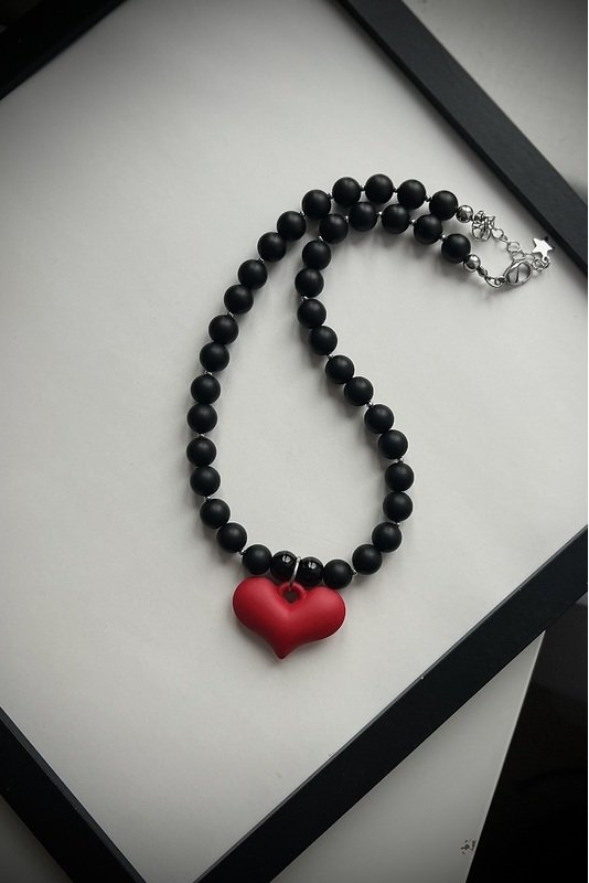 Šungito vėrinys su raudonos širdies pakabuku 1