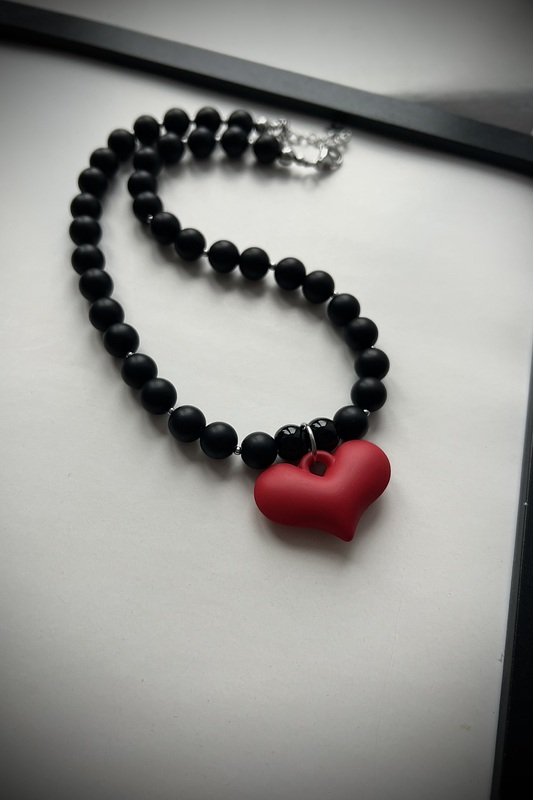 Šungito vėrinys su raudonos širdies pakabuku 2