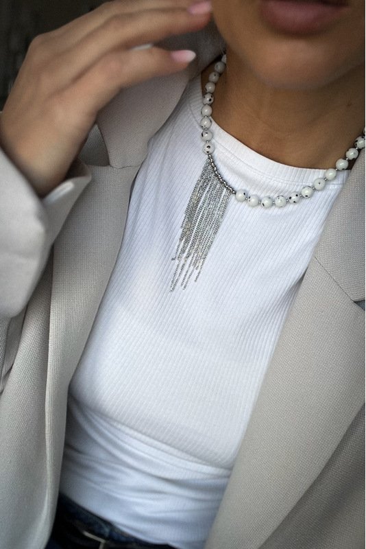 Žadeito vėrinys su grandinėlių akcentine detale