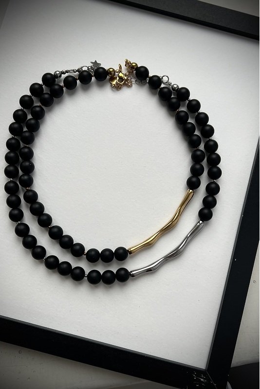 Šungito vėrinys su išskirtine nerūdijančio plieno akcentine detale