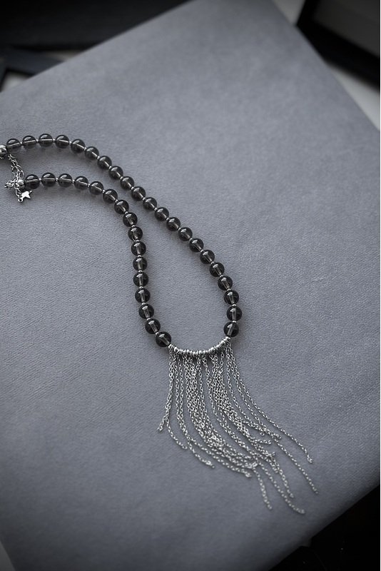 Stiklo "Dūminis kvarcas" vėrinys su grandinėlių akcentine detale 2