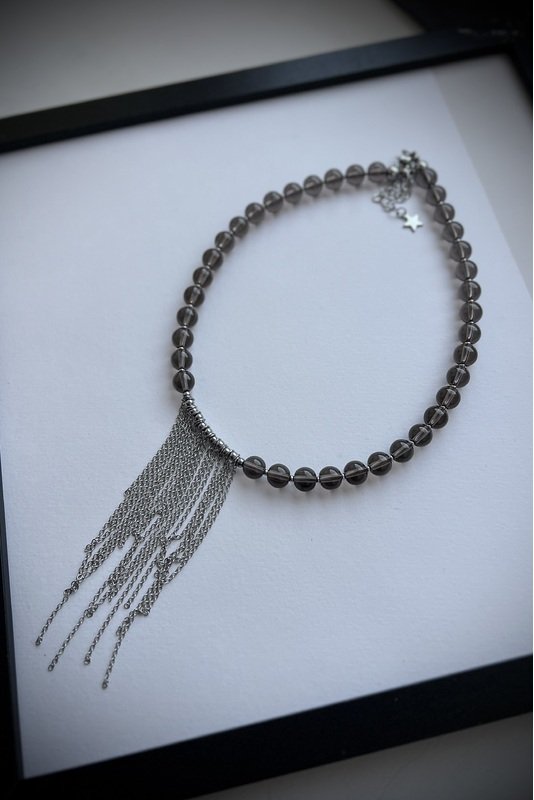 Stiklo "Dūminis kvarcas" vėrinys su grandinėlių akcentine detale 1