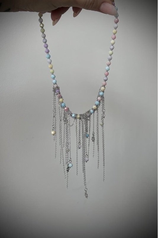 Spalvoto stiklo vėrinys su grandinėlėmis ir pakabukais 2