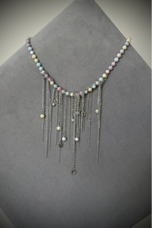 Spalvoto stiklo vėrinys su grandinėlėmis ir pakabukais