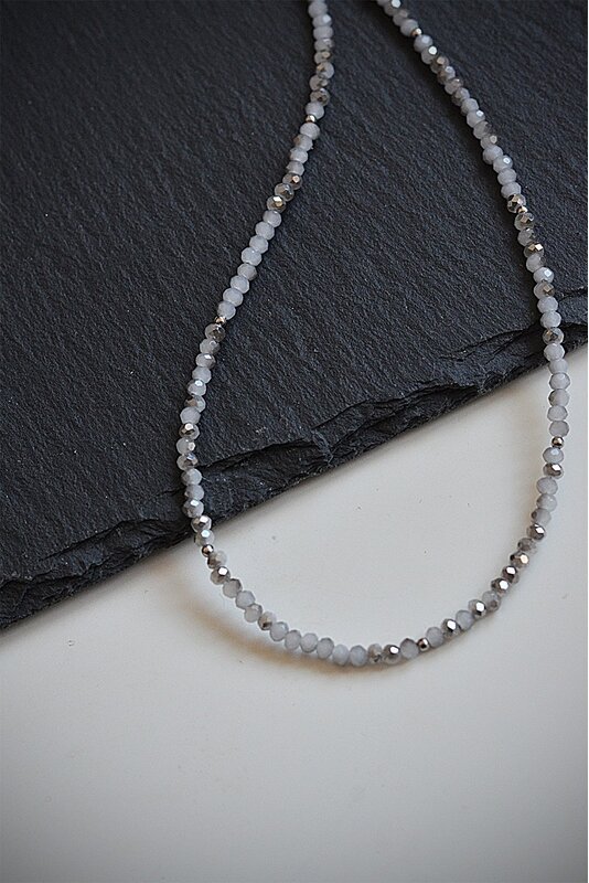 Stiklo karoliukų vėrinys - šalta pilka marga 1