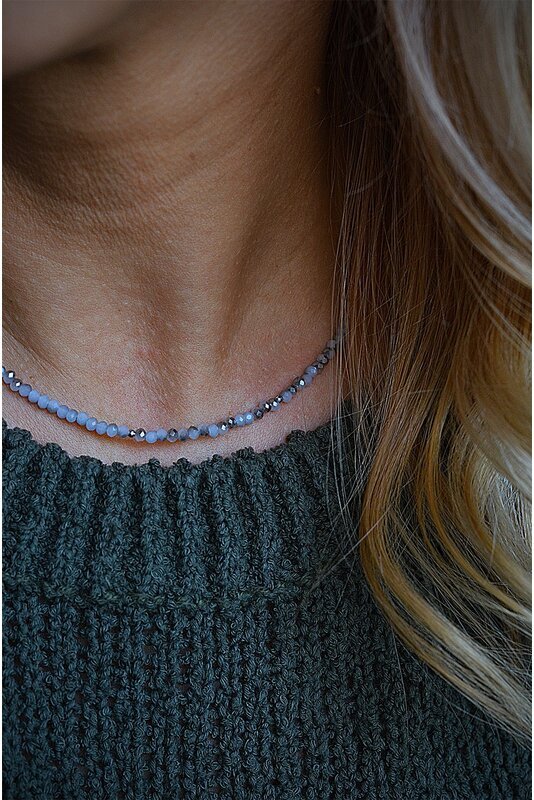 Stiklo karoliukų vėrinys - šalta pilka marga